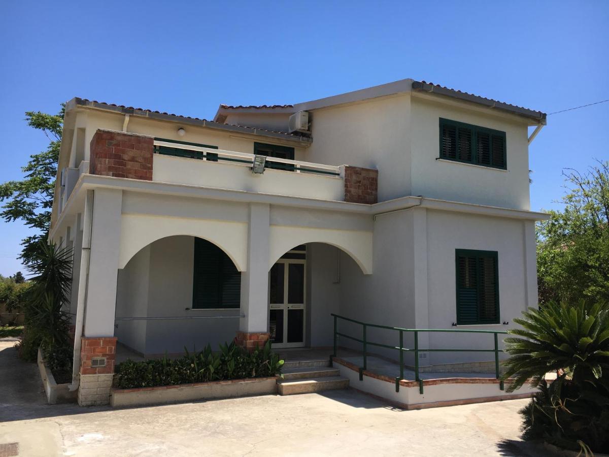 Villa del Falso Pepe Avola Exterior foto