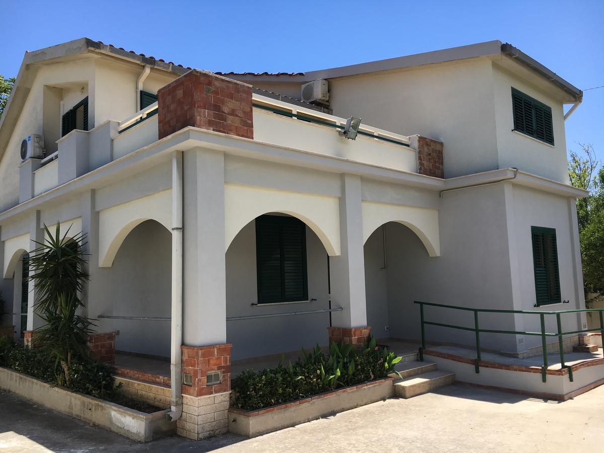 Villa del Falso Pepe Avola Exterior foto